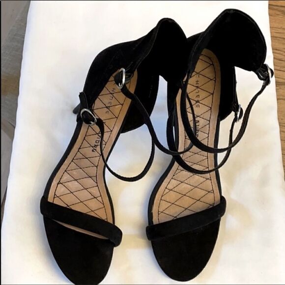 CHINESE LAUNDRY BLACK MICROSUEDE SANDALS. … - Picture 4 of 9